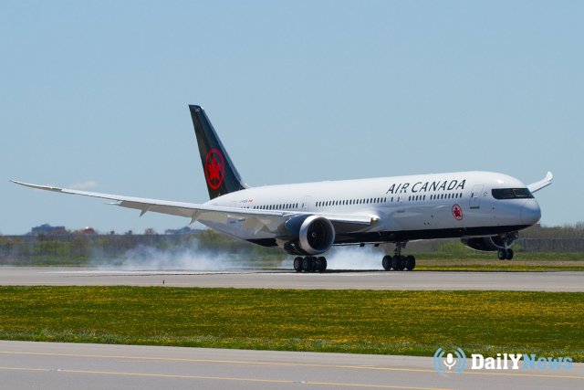 Пассажирку случайно закрыли в канадском самолете