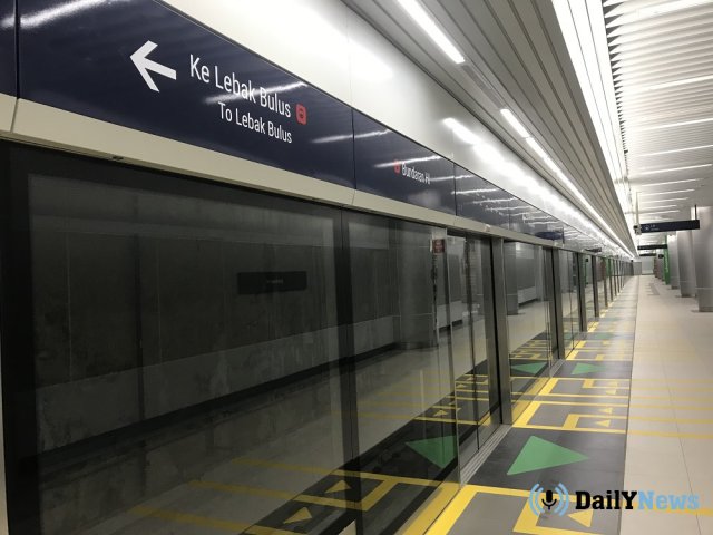 В индонезийском метро будут штрафовать за сидение на полу
