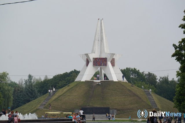 Жительницу Брянска оштрафовали за пляски на фоне памятника