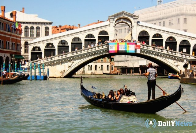 Туристов в Венеции оштрафовали за ужин на мосту