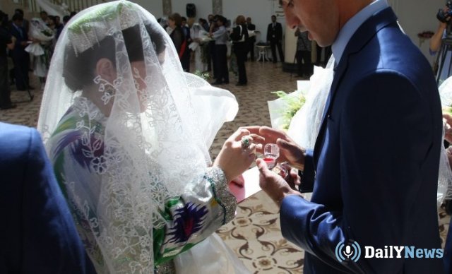 В Узбекистане сенаторы предлагают повысить брачный возраст для женщин