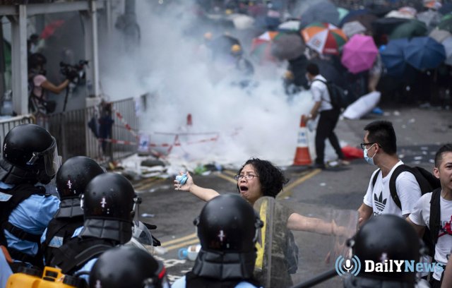 Сотрудникам правоохранительных органов Гонконга пришлось воспользоваться слезоточивым газом против протестантов
