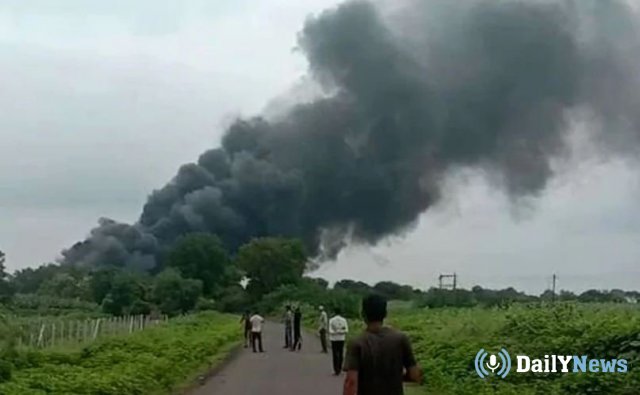 Ликвидацией взрыва занимаются спасатели на заводе в Индии