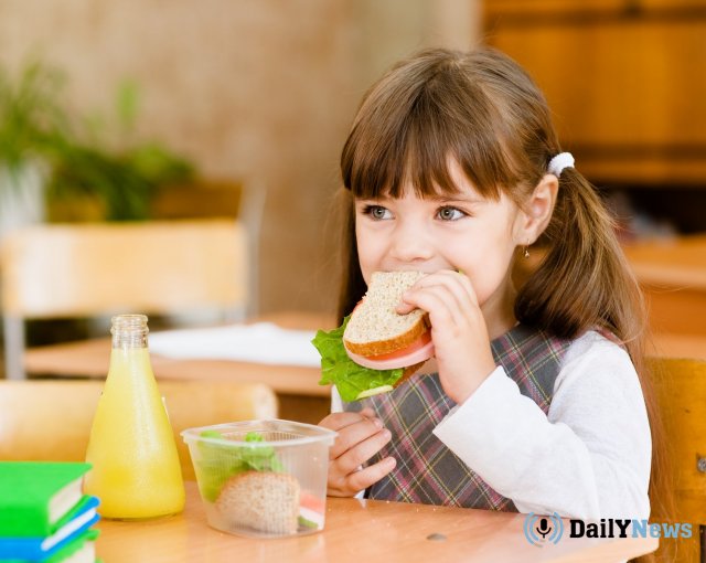 Сотрудники Роспотребнадзора намерены проверить качество детского питания в школах и дома