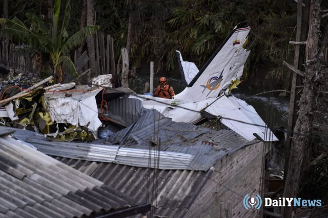 Самолет разбился на территории жилого квартала в Колумбии