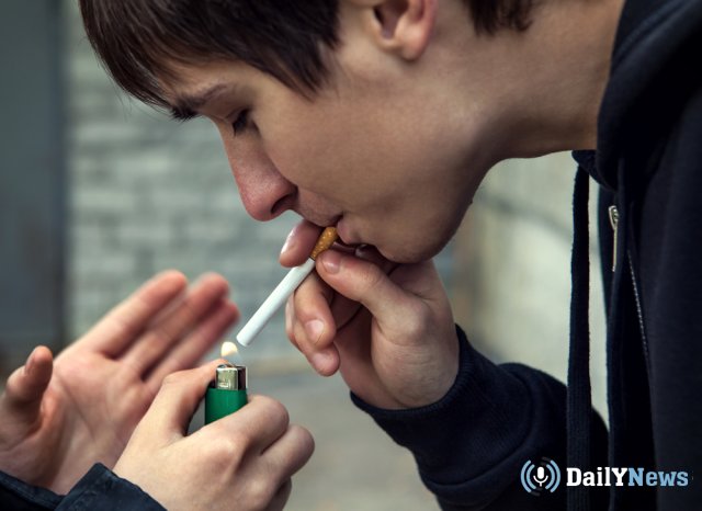 Родителей в России предлагают штрафовать за курение детей