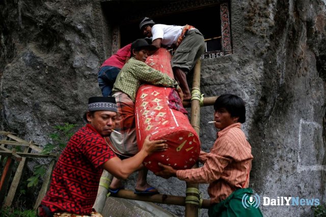 Житель Индонезии вернулся домой после собственных похорон