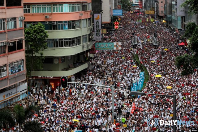 Неизвестный напал на протестующих в Гонконге