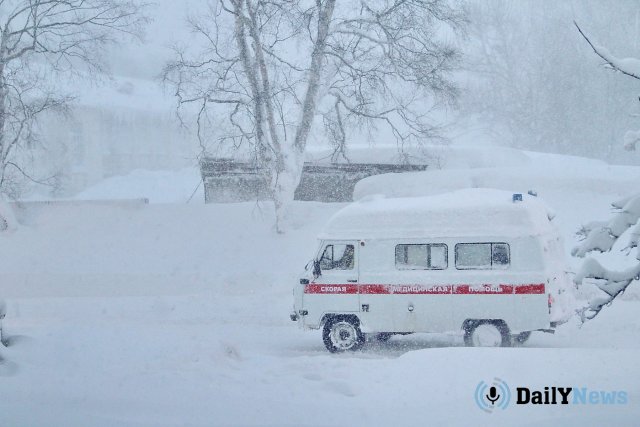 В Карельской области скорая помощь не смогла попасть к пациентке из-за снежного сугроба