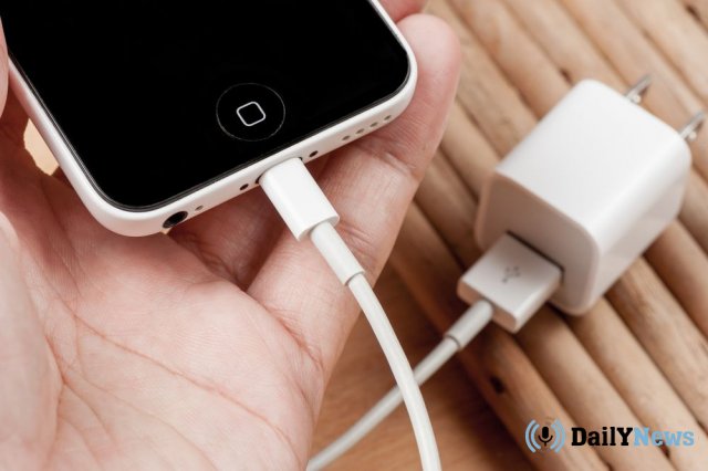 Эксперт рассказал о возможности выпуска смартфонов без разъемов под зарядное устройство от Apple