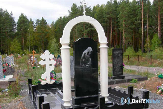 Жительница Екатеринбурга добилась компенсации за публикацию её фотографии в рекламе надгробий