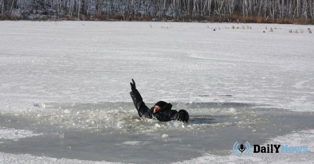 Сотрудники МЧС во Владивостоке спасли рыбака, провалившегося под лёд