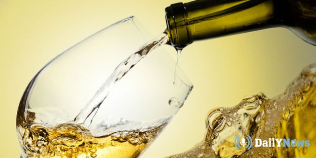 Главный нарколог Российской Федерации одобрил несколько бокалов белого дорогого вина в Новогоднюю ночь