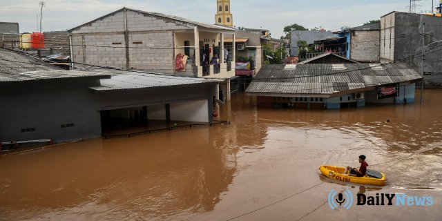 Число жертв наводнения растет в Индонезии