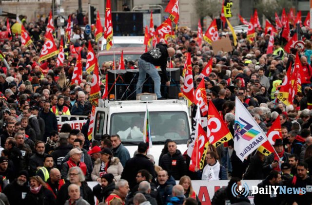 Нескольких человек задержали во Франции во время акций протеста