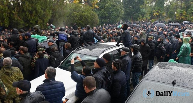 Россиянам рекомендуют избегать места протесов в Сухуме
