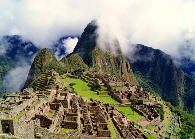 Шесть иностранцев были задержаны в Перу за порчу Мачу-Пикчу