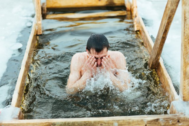 О противопоказаниях к купанию на крещение в проруби рассказали представители Депздрава