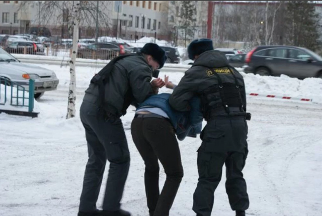 Неизвестный в Челябинске устроил погоню с автоматом за местным жителем..