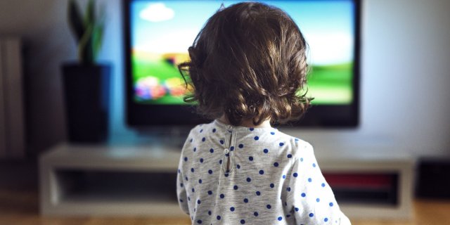 Психолог призывает родителей контролировать время просмотра мультфильмов детьми