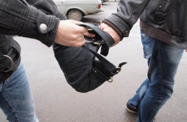Жителя Москвы избили ограбили двое неизвестных
