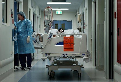 Пациентка, которая может быть заражена коронавирусом, сбежала из больницы в Австралии