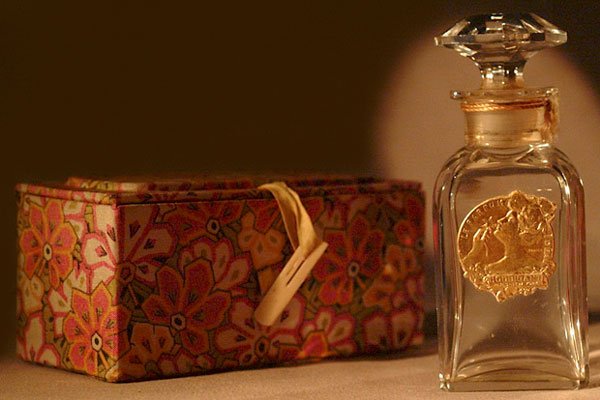 Ценители парфюма смогут оценить любимый аромат Анны Ахматовой