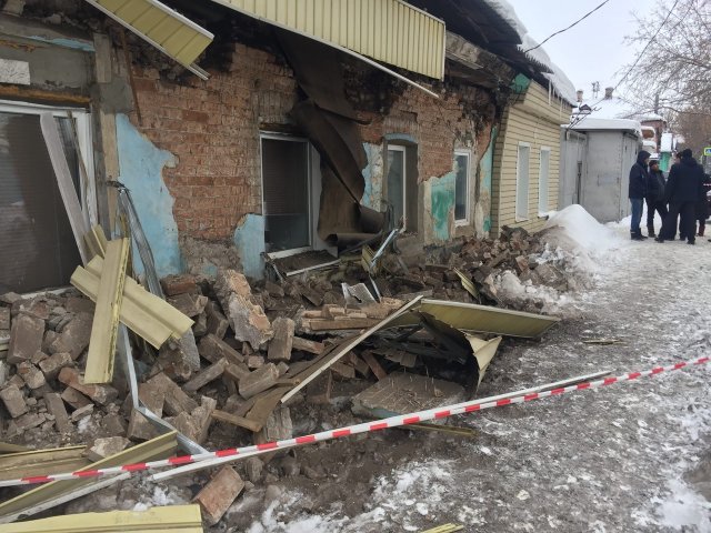 Обрушение стены дома произошло в Оренбурге из-за большого количества снега