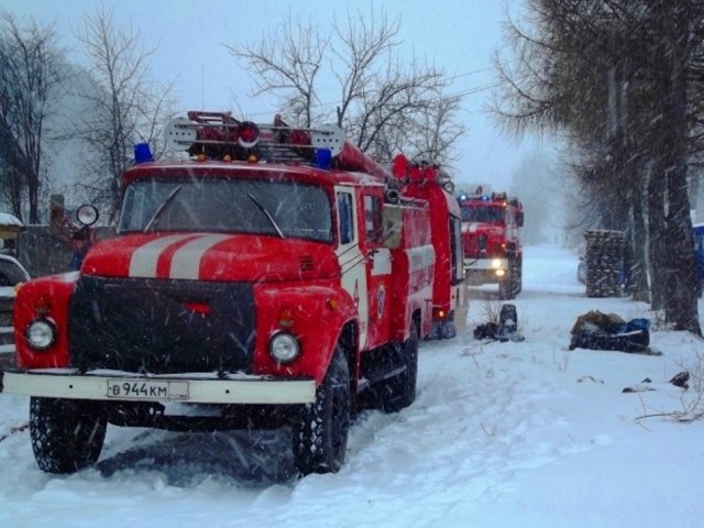 Три человека погибли во время пожара в Псковской области