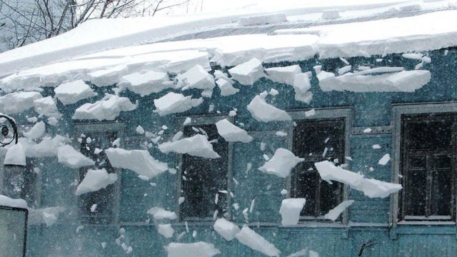 В Оренбурге состоится проверка по факту обрушения снега с крыши на людей