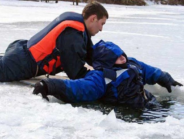 Дети провалились под лед в Ленинградской области
