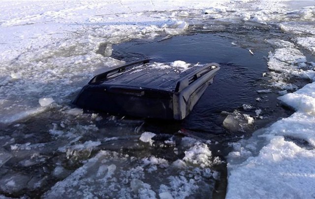 В Хабаровском крае затонул автомобиль с людьми