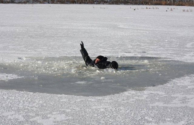 Мужчина с детьми провалились под лёд в Московской области