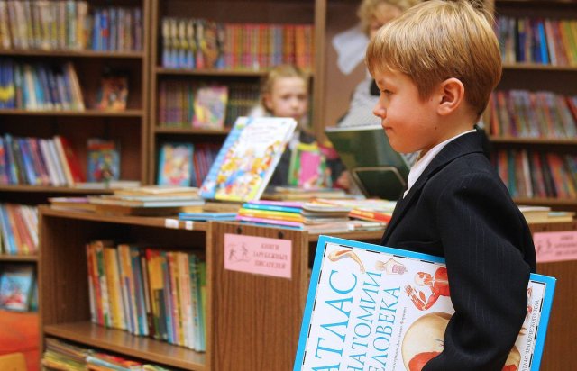 Паниковская школа получила более 500 книг от городской библиотеки
