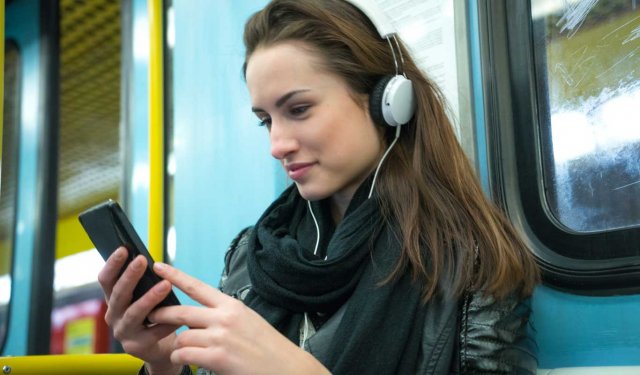Ввести запрет на прослушивание музыки без наушников в общественном транспорте предложили ввести в России