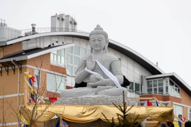 Во Владивостоке появилась трехметровая статуя Будды
