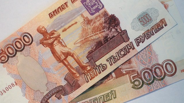 Житель Якутии попытался съесть деньги, принесенные за взятку
