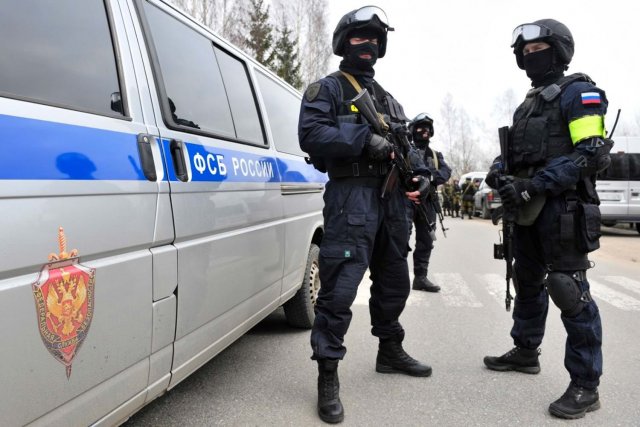 Подростков в Саратове задержали при попытке устроить массовое убийство в школе