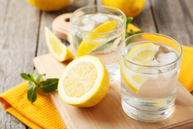 Диетолог заявил, что вода с лимоном не несет особой пользы, как принято считать