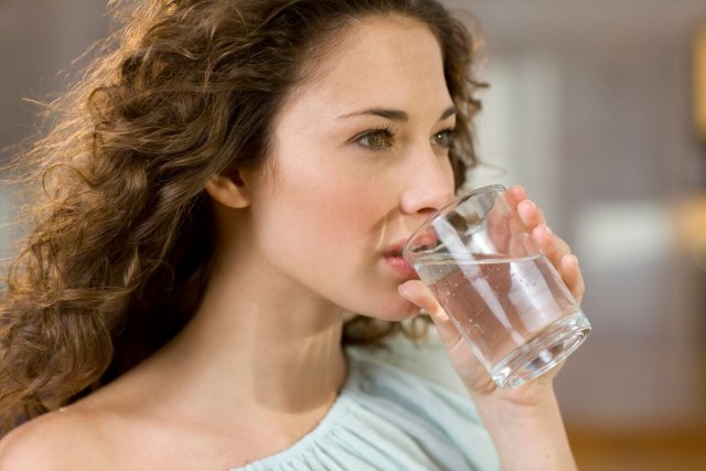 Медики рассказали о пользе питья воды натощак