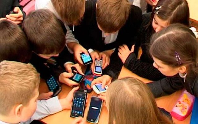 В школах Псковской области перестанут использовать смартфоны