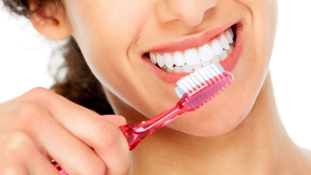 Стоматолог дал рекомендации по чистке зубов