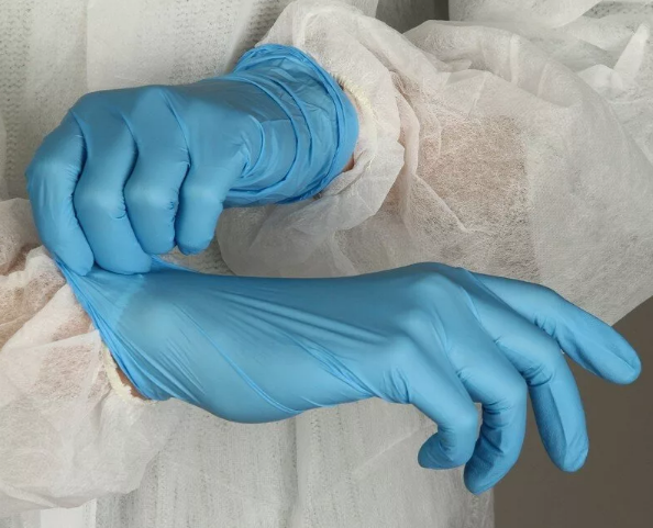 Хирург рассказал о возможном вреде латексных перчаток