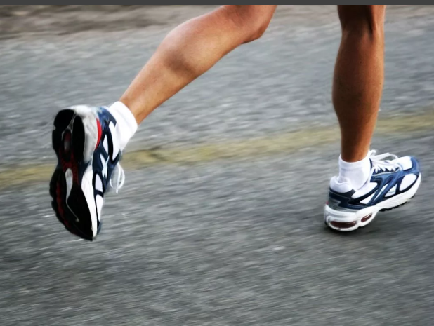 Спортсмен на самоизоляции пробежал 100 км. вокруг кровати