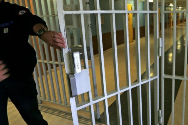Жителя Франции приговорили к двум месяцам тюрьмы за многократное нарушение карантина