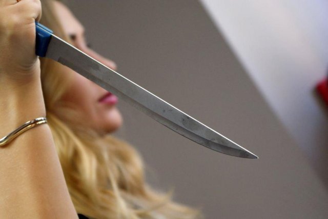 Женщина с ножом совершила нападение на полицейского в Москве