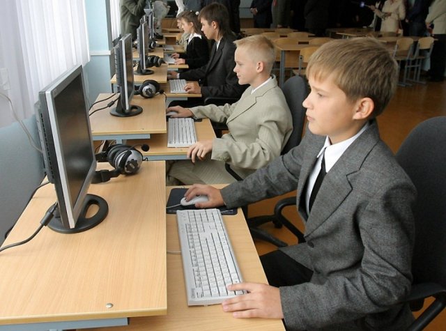В Минпросвещения рассмотрят возможность выдачи компьютеров школьникам