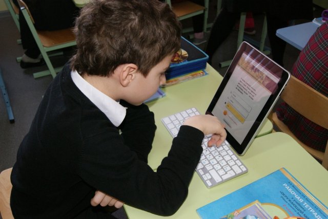 Крымским школьникам предоставили планшеты для дистанционного обучения