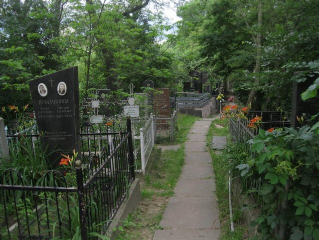 В Хабаровские местные жители отправились на кладбища, несмотря на запрет