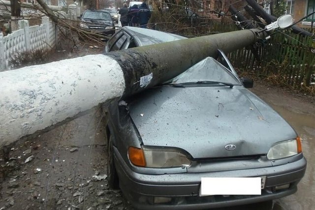 Житель Сыктывкара добился компенсации после того, как столб ЛЭП упал на его авто